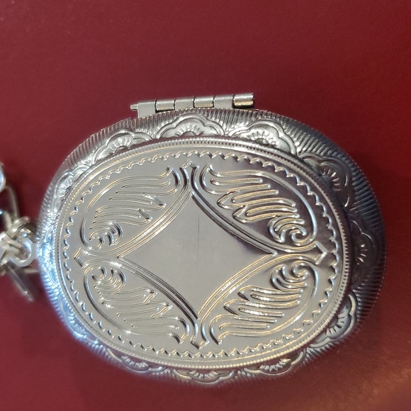 Locket - Picture 4 of 5
